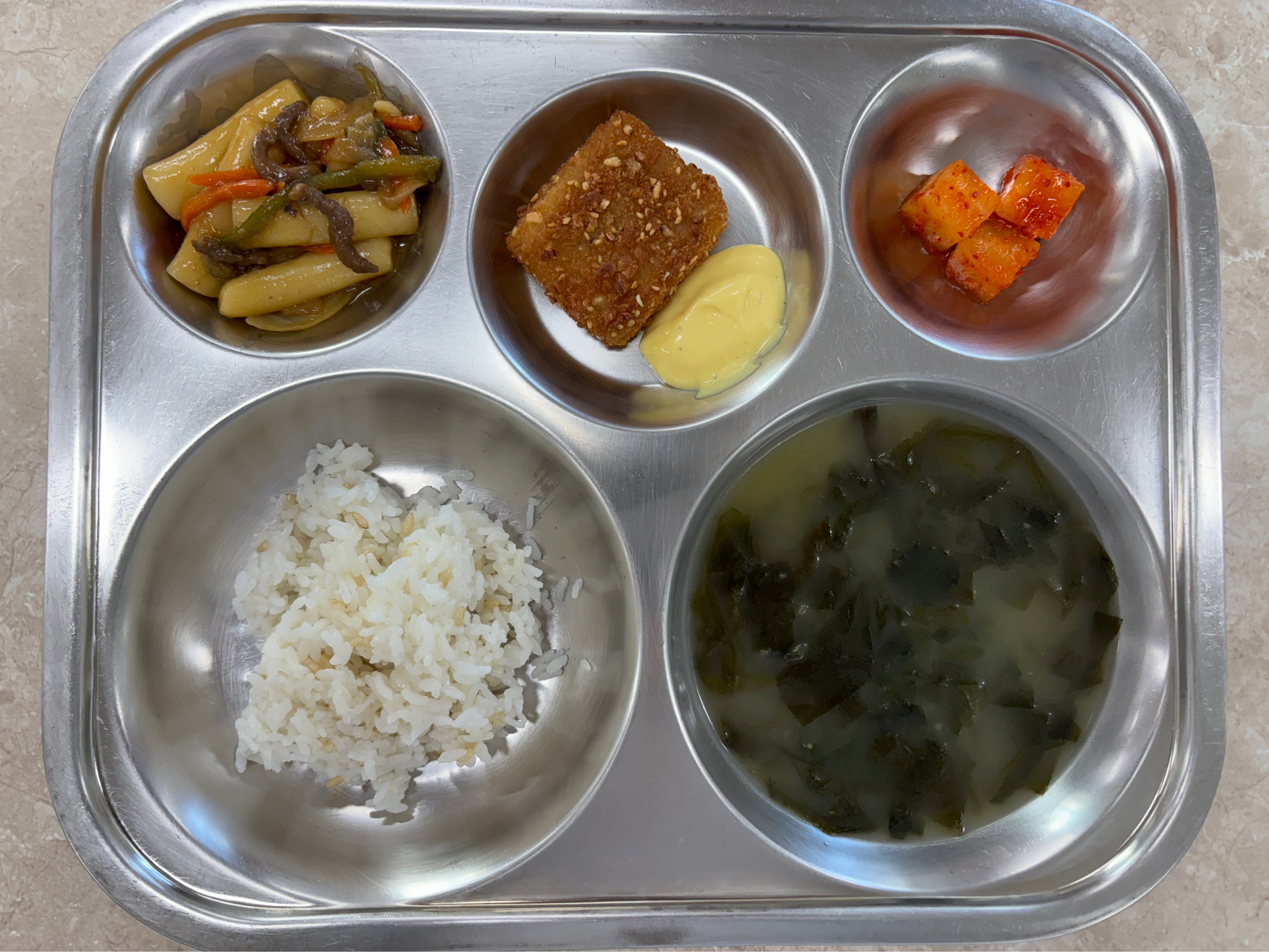 발아현미밥
들기름미역국 (5.6)
궁중떡볶이 (5.6.13.16)
두부카츠&허니머스터드소스 (1.5.6.13)
깍두기 (9)_이미지